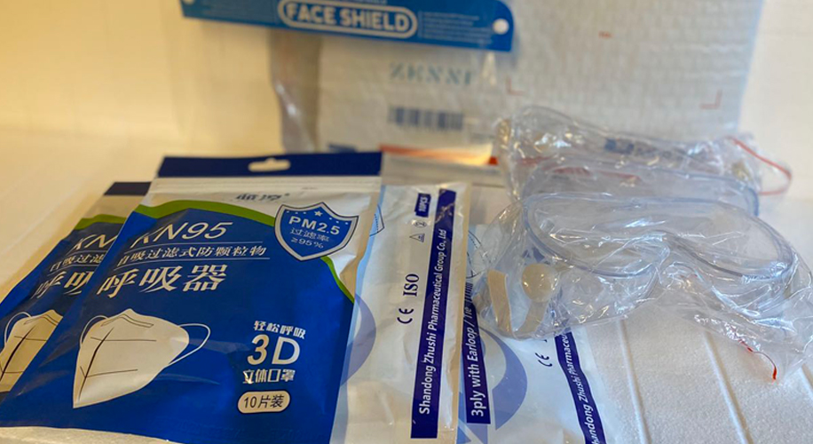 Arik Armstead Reads to Students in Style Courtesy of Zenni Eyewear - Zenni Gives